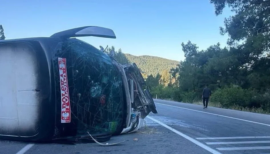 Antalya Akseki’de tur otobüsü ile otomobil çarpıştı: 1 ölü, 12 yaralı